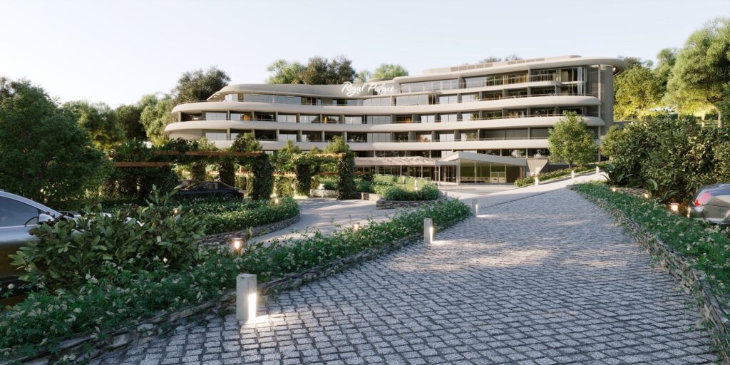 Façade du Royal Palace Hotel & Spa avec chemin pavé éclairé et carports